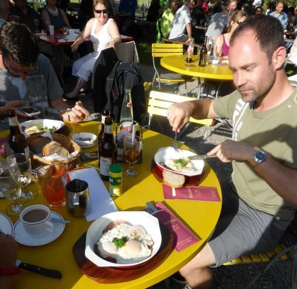 Essen im Garten beim Mai-Tanz