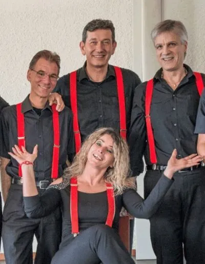 Das Taxi-Dancer-Team mit den roten Hosenträgern